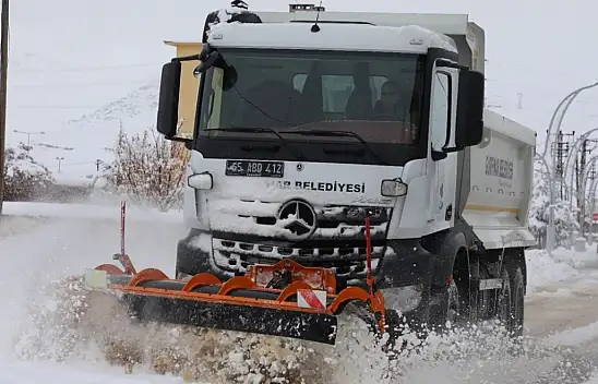 Van'ın Gürpınar ilçesinde karla mücadele çalışmaları sürüyor
