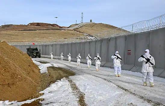 Van-İran sınırında güvenlik duvarı yapımı sürüyor