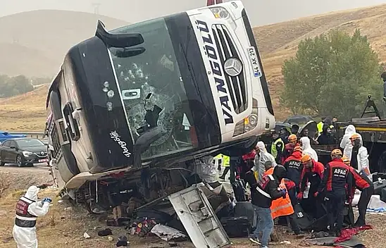 Van otobüsü Sivas'ta kaza yaptı: 7 ölü