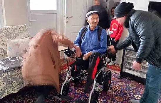 Vanlı Amcan'dan kangrenli vatandaşa akülü tekerlekli sandalye yardımı