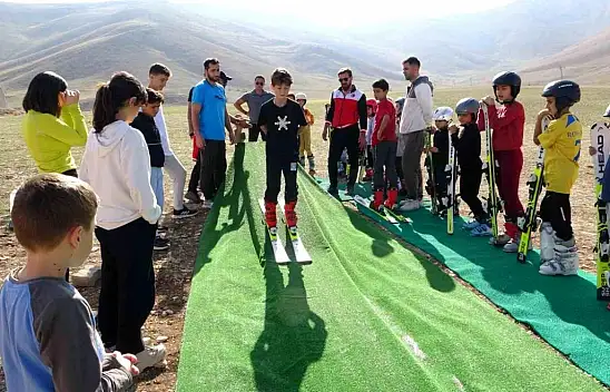 Vanlı Minik Kayakçılar Halı ve Tahta Üzerinde Antrenman Yapıyor