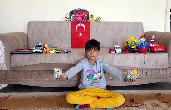 Vanlı öğrenci, oyuncaklarını Filistinli çocuklara gönderdi