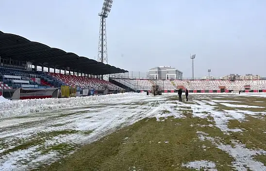Vanspor maçı öncesi stadyum zemini kamyonlarla ezildi: Büyük tepki