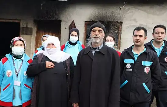 Vefa ekibi yaşlı çiftin ineklerini sağdı