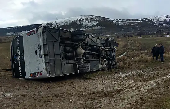 Yolcu midibüsü şarampole devrildi: 27 yaralı...