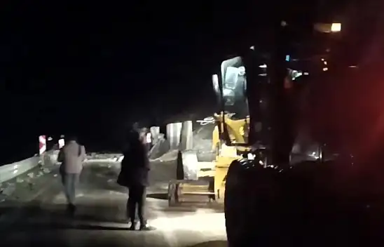 Yüksekova-Van yolunda heyelan! Faciadan dönüldü