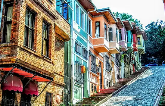 İstanbul'un Tarihi semti. Fener. Kafeler caddesi ve kiremit evleri