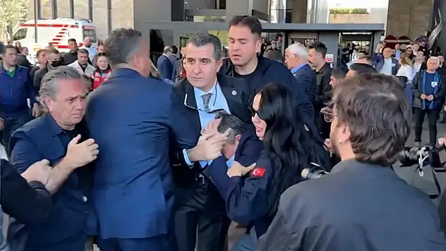 CHP'li Özgür Özel'e AKM'de saldırı!