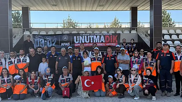 Marmara depreminde hayatını kaybedenler Van'da anıldı