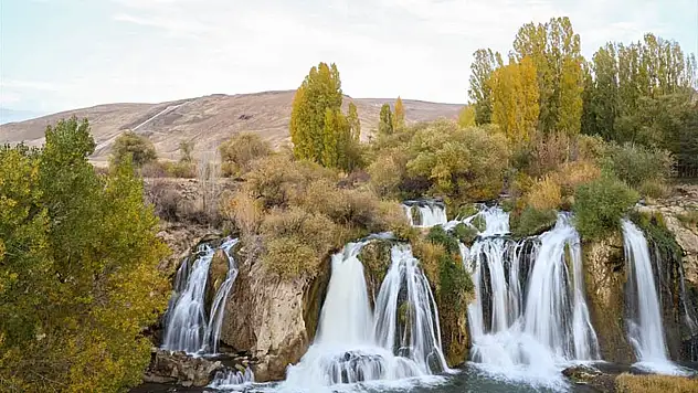 Muradiye Şelalesi'nde sonbahar güzelliği