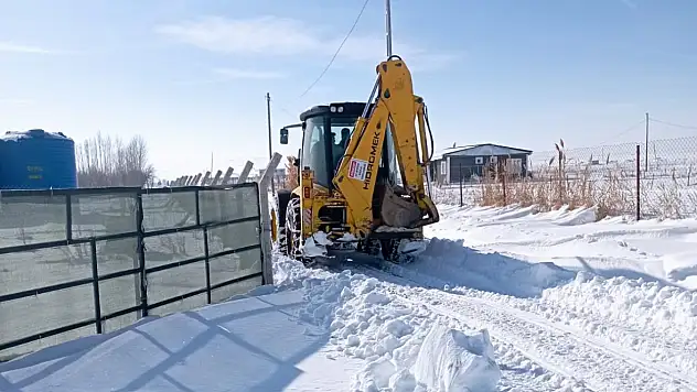 Tuşba Belediyesi'nin kar küreme çalışmaları takdir topladı
