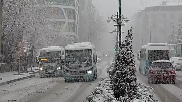 Van beyaza büründü! Kar yağışı devam edecek mi?