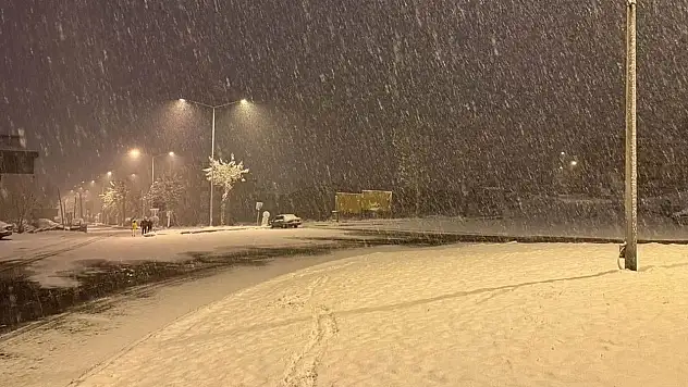Van-Çatak kara yolu yoğun kar nedeniyle ulaşıma kapatıldı
