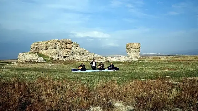 Van'da 40 yıl önce yüzdükleri alanda, saz çalıp türkü söylediler