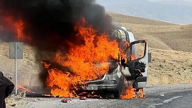 Van'da facianın eşiğinden dönüldü! Hareket halindeki minibüs alev aldı