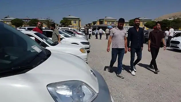 Van'da ikinci el açık oto pazarında durgunluk sürüyor