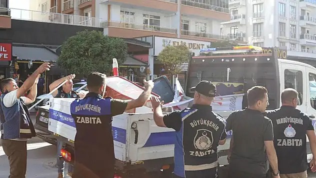Van'da kaldırımlara bırakılan ürünler toplatıldı