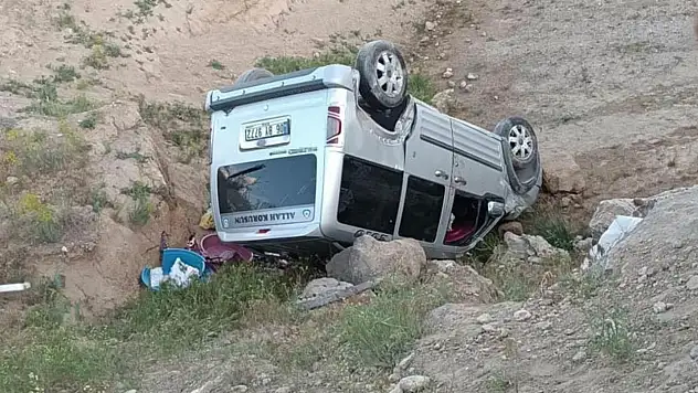 Van'da kamyonet dereye uçtu: 2 yaralı