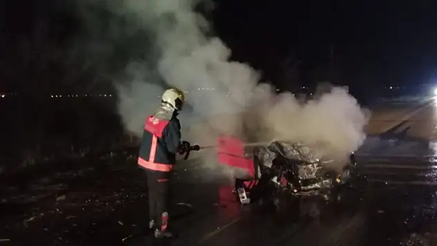 Van'da kaza yapan araç alev alev yandı