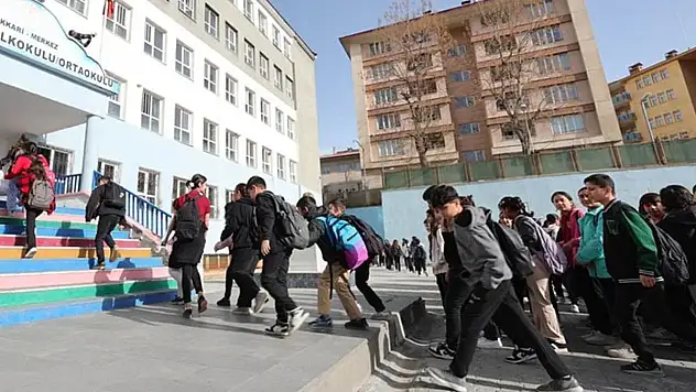 Van'da okul kıyafetlerine yeni düzenleme