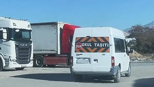 Van'da 'okul taşıtı' yazan araçtan çıkanlar şok etti!