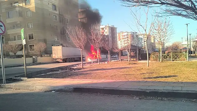 Van'da otomobil yangını korkuttu