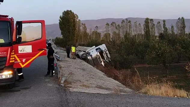 Van'da tır şarampole yuvarlandı!