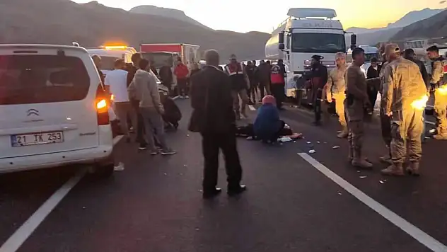 Van'da yakıt tankeri ile otomobil çarpıştı: 2 ölü, 4 yaralı