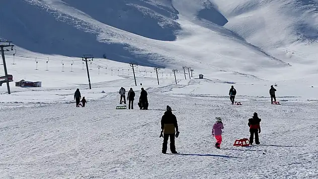 Van'daki Abalı Kayak Merkezi'nde kayak sezonu açıldı