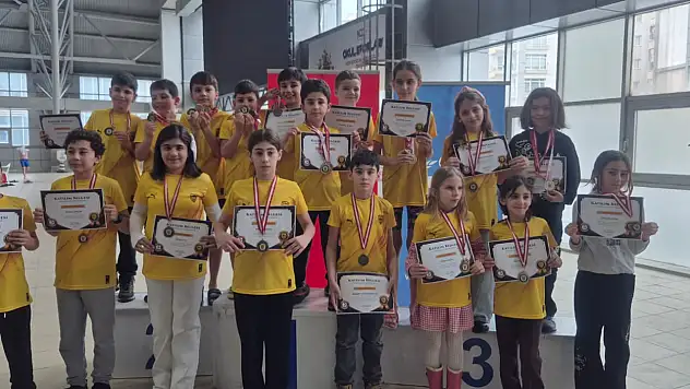 Van Gençlerbirliği 17 madalya ile yüzme il birinciliğine damga vurdu