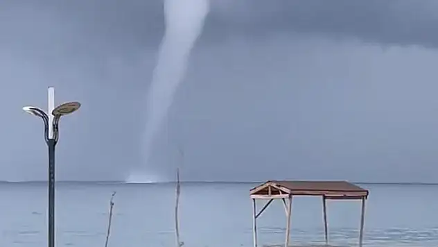Van Gölü'nde 3 noktada hortum görüntülendi