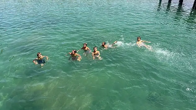 Van Gölü'nde yüzen çocukların saçları neden sararıyor?