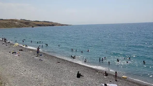 Van Gölü tatilcilerin akınına uğradı