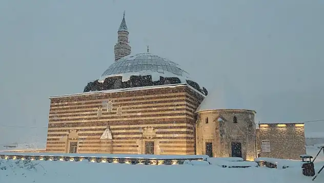 Van'ın tarihi camisi kar altında büyüledi
