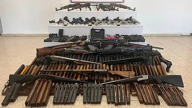 Van jandarmadan şafak operasyonu: Silah deposu ortaya çıkarıldı