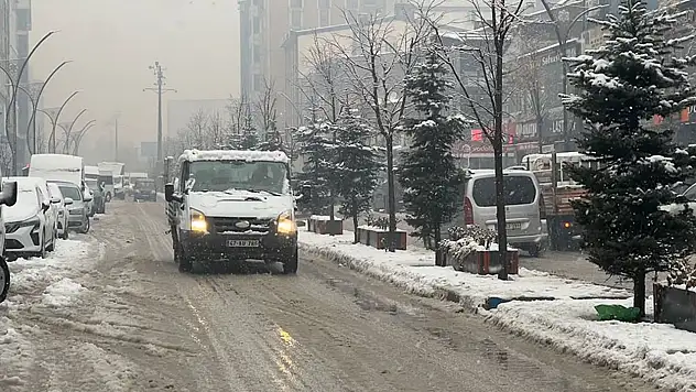 Van ve Hakkari'de kar yağışı etkili oldu 12 yerleşim yeri ulaşıma kapandı