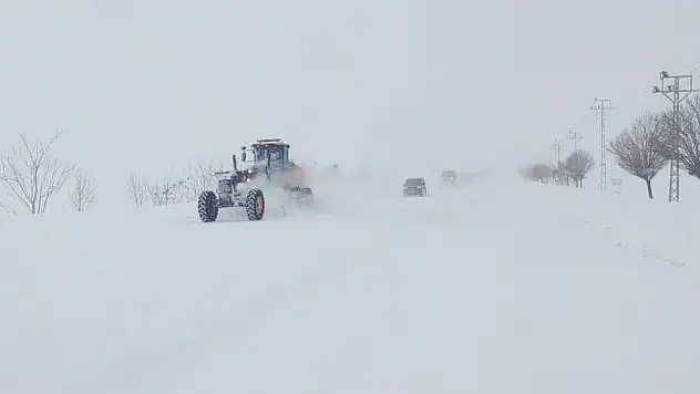 Yoğun kar yağışı sonrası Kurubaş Geçidi trafiğe açıldı