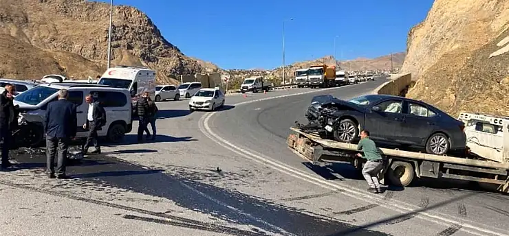 Hakkari Van yolunda trafik kazası: 3 yaralı