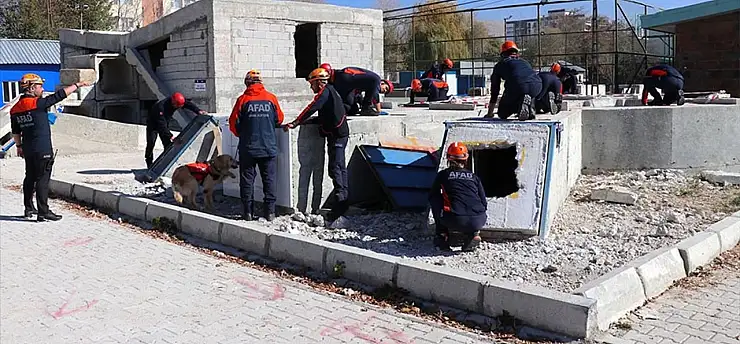 Van'da AFAD görevlileri, kendileri gibi ekipler yetiştiriyor