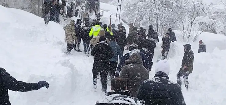 Van'da çığ altında kalan kadın yaşamını yitirdi