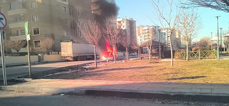 Van'da otomobil yangını korkuttu