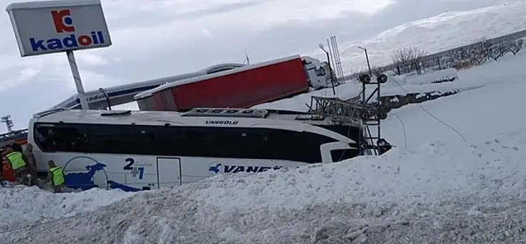 Van'da yoldan çıkan otobüsteki 11 yolcu yaralandı