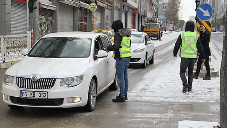 Vanlılar kısıtlamalara uydu, kentte sessizlik hakim