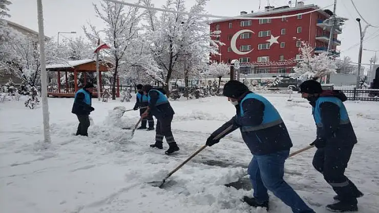 Gürpınar Belediyesi Karla Mücadele Çalışmalarını Aralıksız Sürdürüyor