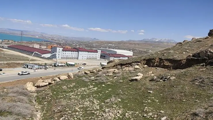 EDREMİT TOKİ YOLU HEYELAN TEHLİKESİNE KARŞI KAPATILDI