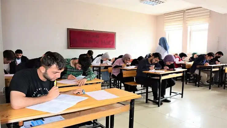 Tuşba Belediyesi'nden 2 bin 400 öğrenciye TYT deneme sınavı