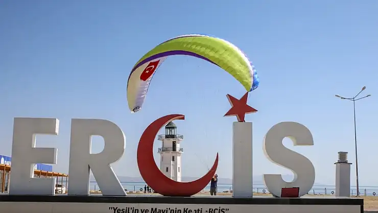 Vanlı paramotorcu baba-oğul 15 Temmuz şehitleri anısına havalandı