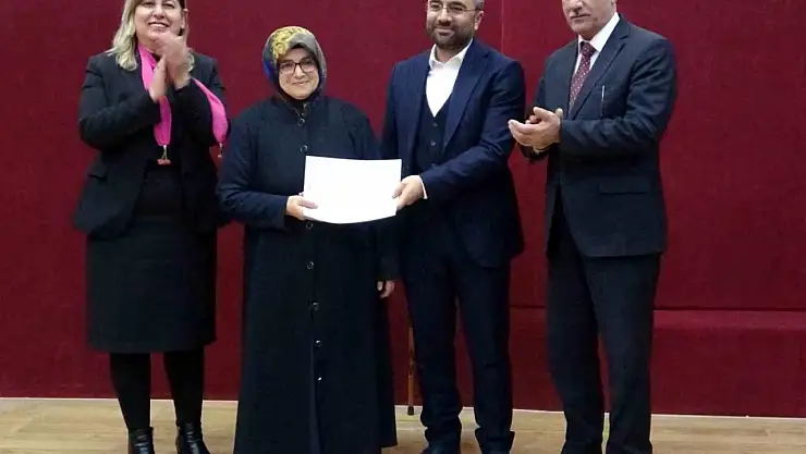 72 yaşındaki kadın okuma yazma öğrendi