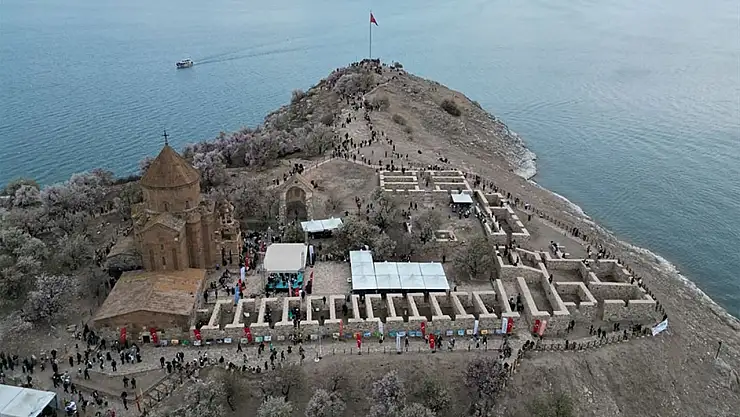 Akdamar Adası'nı 2 günde kaç kişi ziyaret etti?