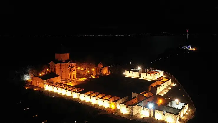 Akdamar Adası ve Kilisesi Işıklandırıldı